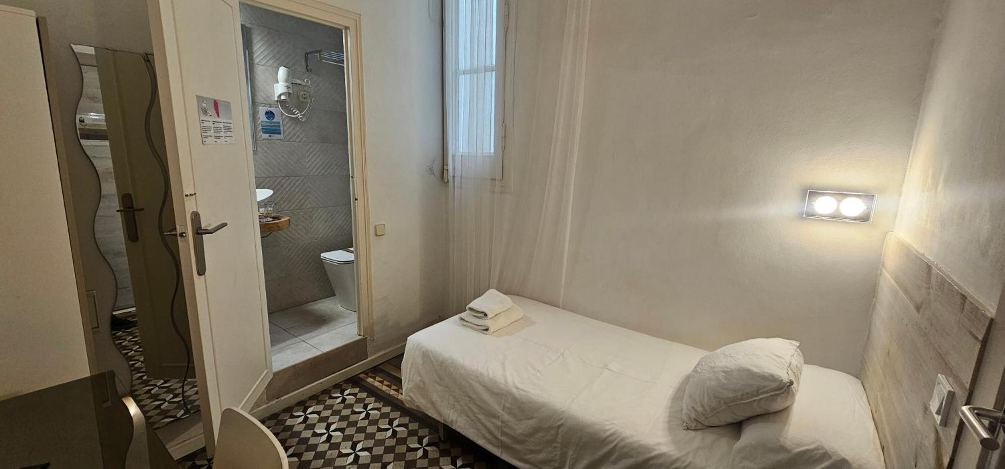 ברצלונה Hostal Eixample מראה חיצוני תמונה